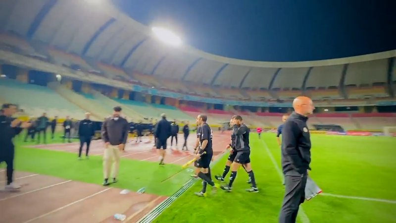 تشویق معنا دار داور توسط کادر فنی استقلال خوزستان