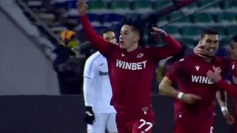 سوپرگل؛ قیچی برگردان عجیب و زیبا در لیگ بلغارستان!