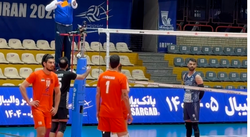 دعوای شدید بازیکنان مس با داور ویدیو چک