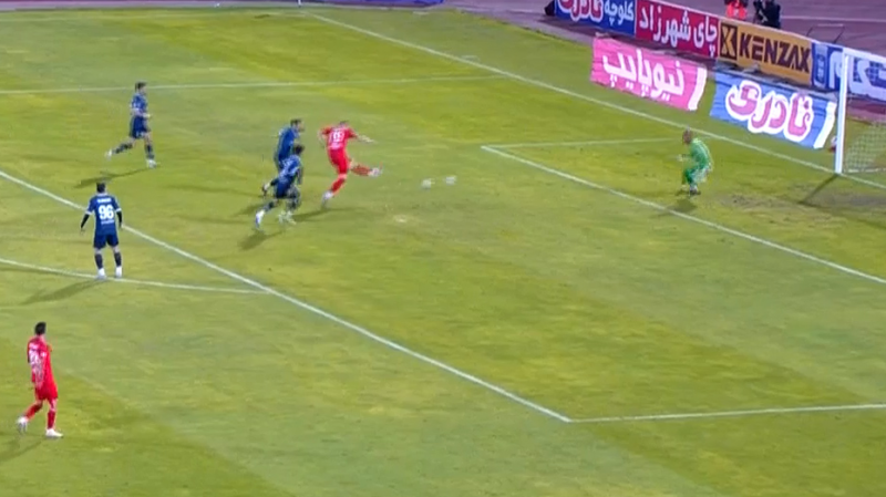 سیو زیبای میراندا مقابل تراکتور