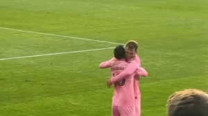 گل مسی به دی سی یونایتد از زاویه هواداران