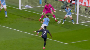 صحنه پنالتی و اخراج برناردو سیلوا از زمین مسابقه