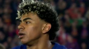 یامال مقابل دروازه توپ را به آسمان کوبید!