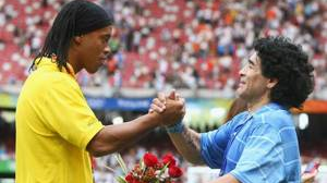 مارادونا بر دستان او بوسه زد