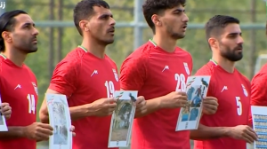 تصاویر شهدای جنگ در دستان ستاره‌های تیم ملی