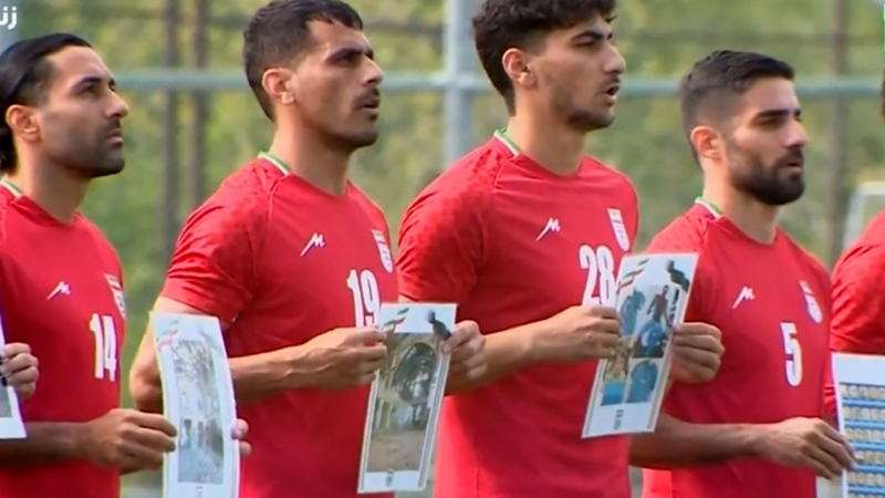 تصاویر شهدای جنگ در دستان ستاره‌های تیم ملی