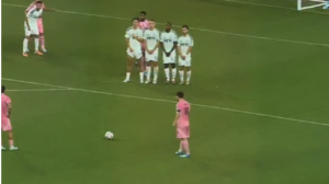 کاشته تماشایی مسی از جایگاه تماشاگران