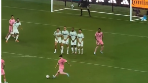 کاشته تماشایی مسی از جایگاه تماشاگران