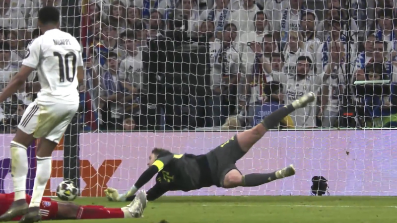 سوپرواکنش نویر مقابل ضربه امباپه