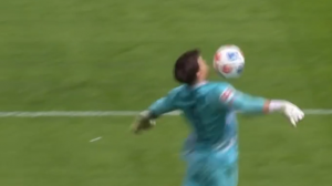 کنترل توپ عجیب گلر آگزبورگ مقابل هامبورگ