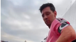 لیونل مسی را موقع کرنر زدن هم رها نمیکنند!