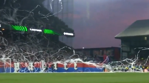 استقبال توهین‌آمیز از فیورنتینا در خانه پالاس