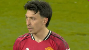 تکل زیبای لیساندرو مارتینز مانع از گل سوم لیدز شد