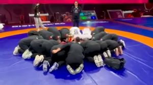 سجده ستاره های کشتی آزاد به پرچم ایران بعد از قهرمانی