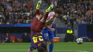 فن عجیب و غریب آلوارز و گارسیا روی یکدیگر وسط زمین