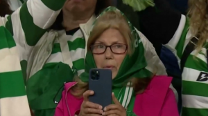 عشق حد و مرز ندارد؛ هوادار مسن اسپورتینگ در ورزشگاه