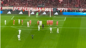 دبل آردا گولر مقبل بایرن از جایگاه تماشاگران