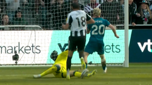 گل اول نیوکسل به بورنموث (ویلیام اسولا)