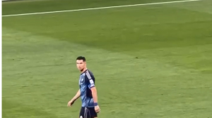 عصبانیت و واکنش رونالدو به تشویق مسی در ورزشگاه!