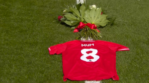 مراسم طرفداران ناتینگهام برای درگذشت مادر اندرسون