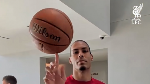 چالش بازیکنان لیورپول با توپ بسکتبال