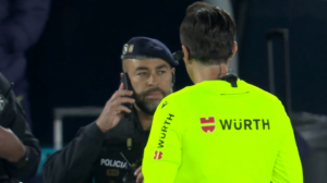 ایست قلبی یک هوادار و توقف بازی