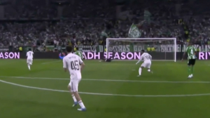 گل رئال مادرید به بتیس از دوربین داور مسابقه