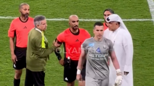 توهین عجیب درواز‌ه‌بان به داور در لیگ عربستان!