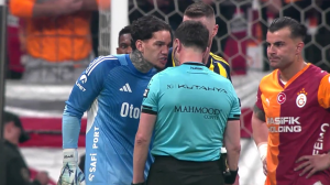 اخراج عجیب ادرسون بخاطر لجبازی با داور