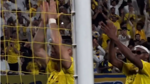 ایسلندی رونالدو با هواداران پس از بازی با الاهلی