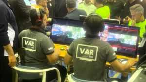 لحظه چک کردن گل سوم استقلال توسط VAR 