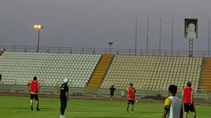 بازیکنان شاهین در حال تماشای اثرات موشک 
