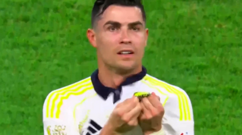 برای اولین‌بار،بوسه رونالدو بر لوگوی النصر!
