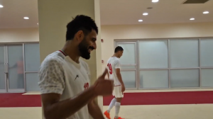 خروج بازیکنان تیم‌ملی از زمین پس از پیروزی بازی