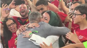 محمد وهبی در آغوش خانواده پس از حذف هلند