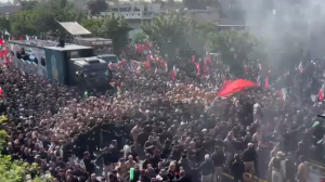 حضور مردم در کنار خودروی حامل پیکر مطهر رهبر شهید