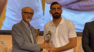سعید احمد عباسی جایزه اقای گل لیگ ۱۴۰۳-۱۴۰۴ را دریافت کرد