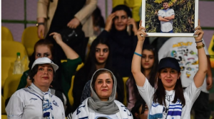 بانوی ملوانی همراه عکس همسر مرحوم خود در آبادان