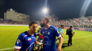 روزبه چشمی بازیکنان استقلال را به سمت هواداران برد