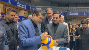 امضای یادگاری وزیر ورزش بر روی توپ