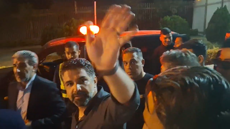 خروج پیروز قربانی با اسکورت یگان ویژه از ورزشگاه
