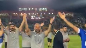 بازیکنان در بغل سهراب: درود به شرفتون!