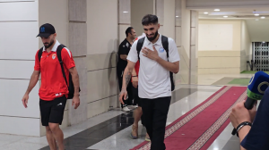 عارف آقاسی با خودرو مهرداد محمدی ورزشگاه را ترک کرد