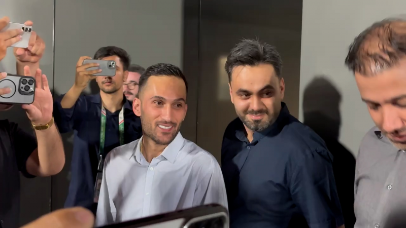 عکس یادگاری صادقیان و هواداران پرسپولیس