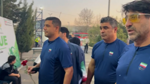 امضا یادگاری ورزشکاران در مراسم بدرقه