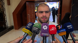 میرزازاده: علی دبیر همه را به یک چشم می بیند