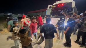ترفند عجیب هواداران نوجوان پرسپولیس برای توقف اتوبوس این تیم!