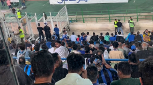 تشویق خداداد عزیزی توسط هواداران استقلال