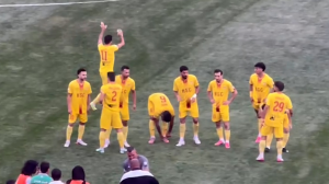 تشویق وحید امیری توسط هواداران باشگاه پرسپولیس 