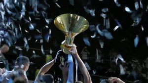 لحظه بالا بردن جام قهرمانی سری آ توسط بونوچی و کیلینی